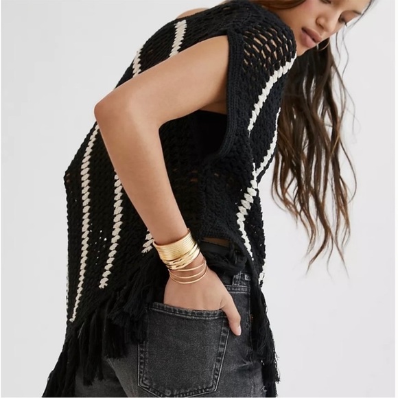 ANTHROPOLOGIE ONE SHOULDER CROCHET PONCHO BLACK AND WHITE ONE SIZE - Picture 3 of 6